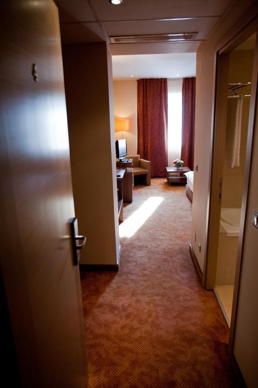 Top Rooms Aparthotel Bukarest Exteriör bild