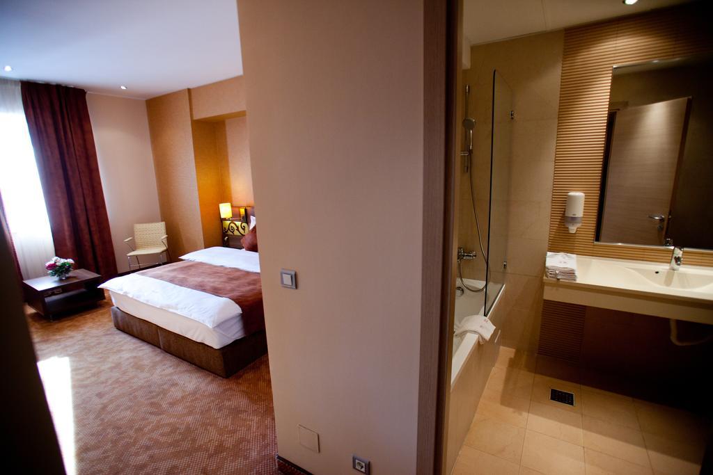 Top Rooms Aparthotel Bukarest Exteriör bild