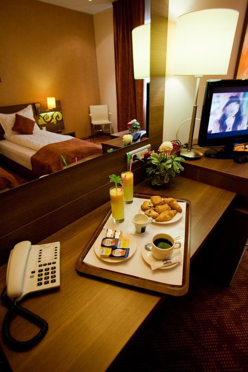 Top Rooms Aparthotel Bukarest Exteriör bild